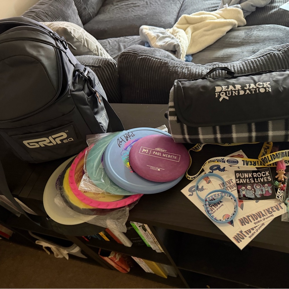 Disc Golf Set with GRIPeq Backpack and Dear Jack Blanket